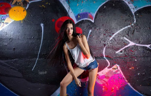 Картинка девушка, поза, стена, граффити, шорты, длинные волосы, Сергей Пак