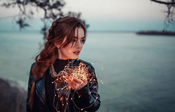 Картинка взгляд, девушка, лицо, река, модель, куртка, гирлянда, Анастасия