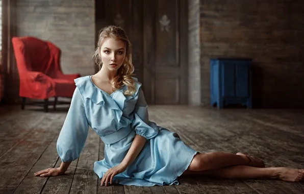 Взгляд, девушка, модель, блондинка, красивая, сидит на полу, Георгий Чернядьев, Алиса Тарасенко