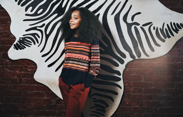 Улыбка, позитив, smile, кирпичная стена, positive, милая девушка, негритянка, black woman