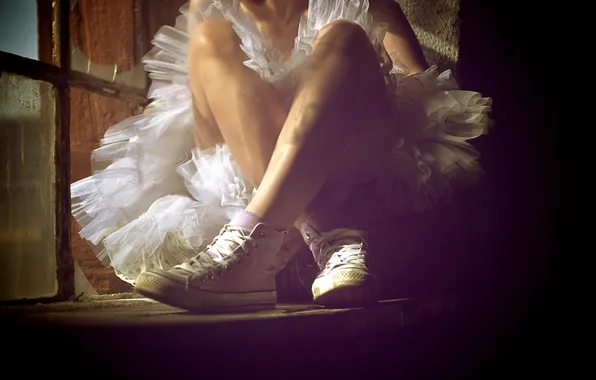 Картинка девушка, ноги, кеды, платье, окно