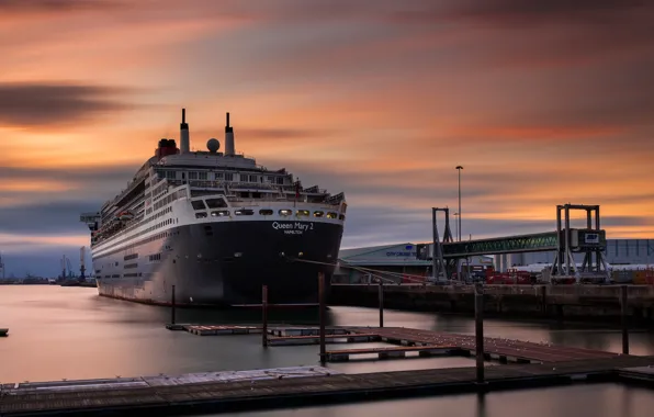 Sunset, Queen Mary 2, Docks, Southampton