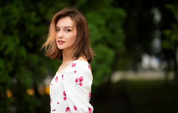 Взгляд, деревья, модель, портрет, макияж, платье, прическа, шатенка