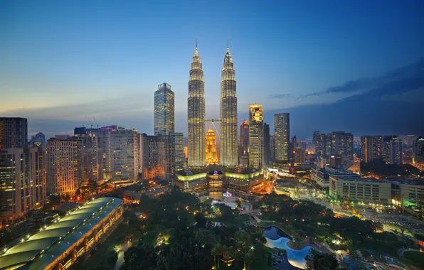 Картинка небо, огни, парк, горизонт, сумерки, Малайзия, Куала-Лумпур, башни-близнецы Петронас