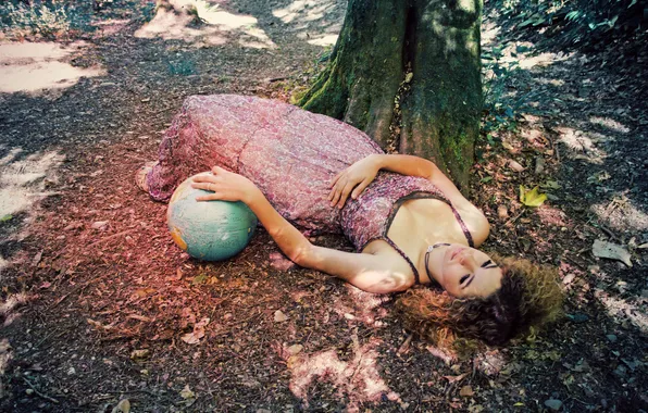 Картинка лес, девушка, земля, глобус