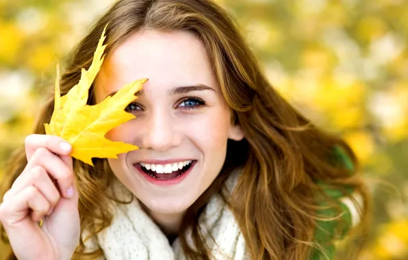 Картинка осень, листья, девушка, радость, желтый, улыбка, фон, обои