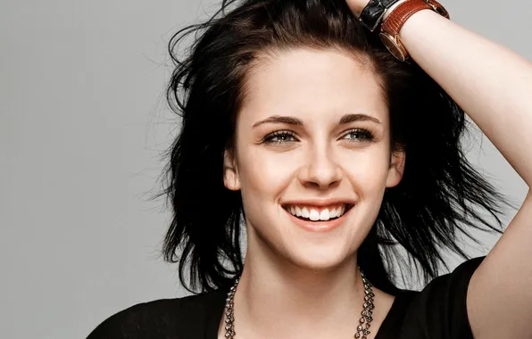 Поза, улыбка, фон, портрет, актриса, брюнетка, красотка, Kristen Stewart