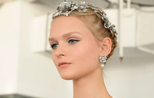 Картинка девушка, украшения, портрет, прическа, блондинка