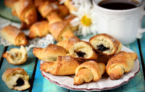 Чай, выпечка, джем, рогалики