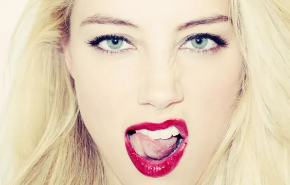 Amber heard, blondinka, lico, emocii, znamenitost, makiyazh, yazyk