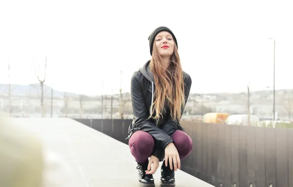 Улыбка, smile, очарование, charm, blonde beauty, яркая помада, girl squatting, девушка сидит на корточках