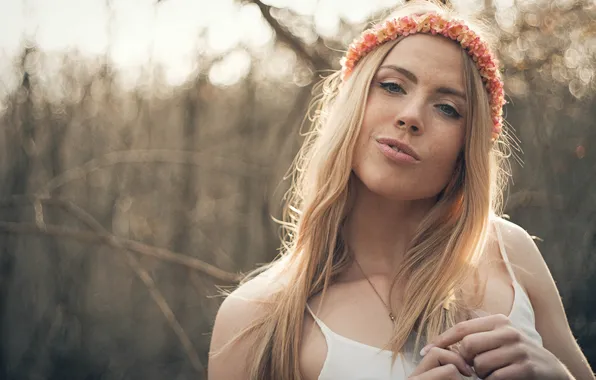 Картинка girl, forest, blouse, bokeh, lips, hair, sunlight, branches