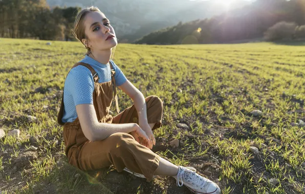 Woman, sunlight, sitting, ground