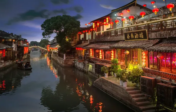 Картинка город, лодка, дома, вечер, освещение, Китай, канал, мостик