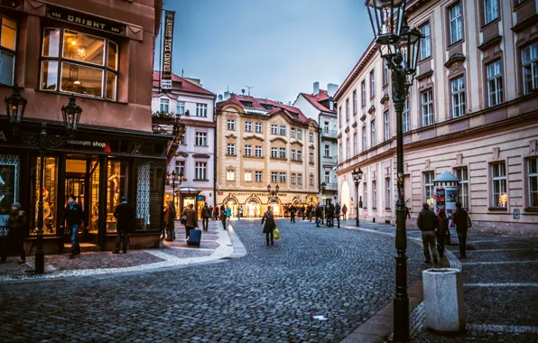 Картинка город, люди, здания, дома, вечер, брусчатка, Прага, Чехия