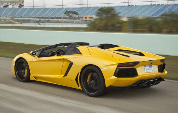Картинка скорость, трасса, yellow, roadster, задок, LP700-4, Lamborghini Aventador