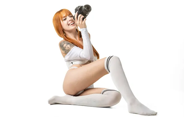 Девушка, поза, фотоаппарат, белый фон, рыжая, гольфы