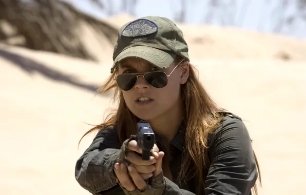 Поза, оружие, очки, Эли Лартер, Ali Larter, Клэр Редфилд, Resident Evil: Extinction, Claire redfield