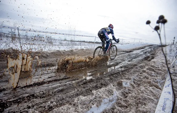 Картинка зима, дорога, снег, велосипед, настроение, гонка, спорт, мужчина