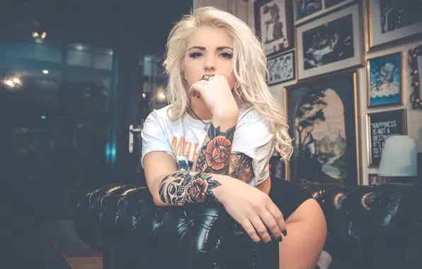 Картинка девушка, кресло, футболка, блондинка, girl, татуировки, model, tattoo