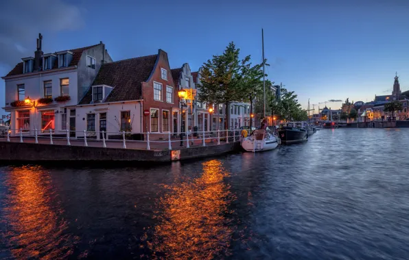 Картинка город, река, дома, лодки, вечер, освещение, Нидерланды, сумерки