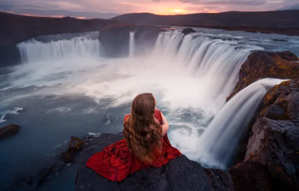 Девушка, камни, водопад, в красном, Lizzy Gadd