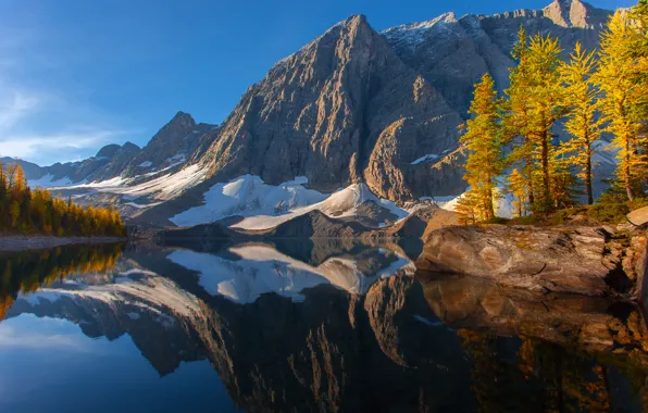 Картинка осень, небо, снег, деревья, горы, озеро, отражение, канада