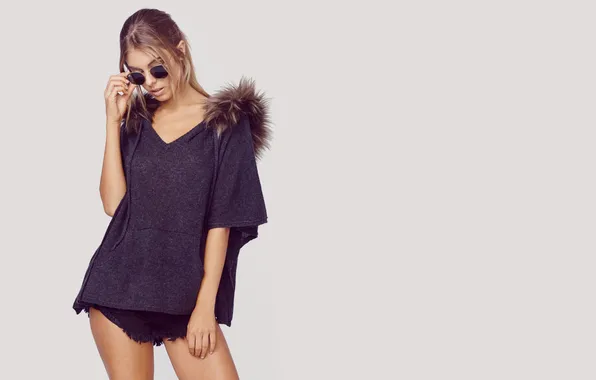 Картинка girl, shorts, young, beautiful, model, sunglasses