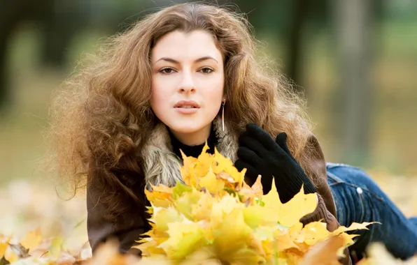 Картинка осень, взгляд, девушка, листва, кареглазая, пышные волосы