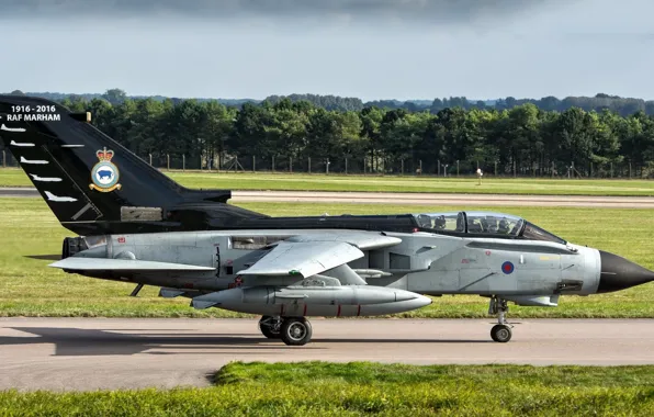 Дорога, стоит, самолёт, Tornado GR4