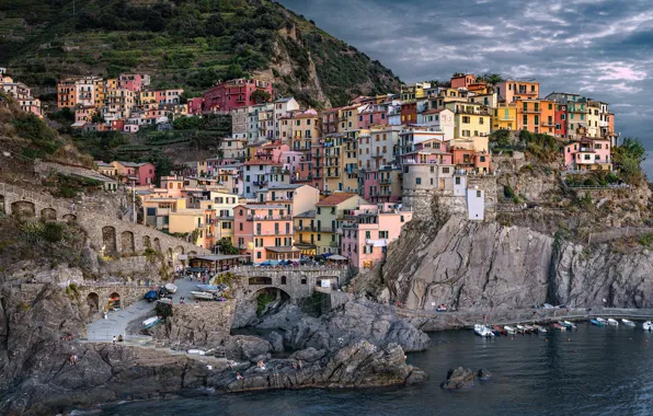Картинка море, скалы, здания, дома, лодки, Италия, Italy, Лигурийское море