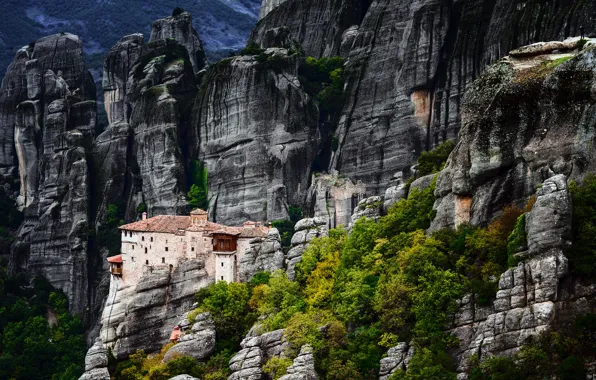 Картинка деревья, горы, дом, скалы, Греция, Метеоры