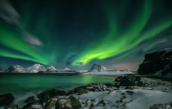 Картинка скалы, северное сияние, rocks, snow, northern lights, seashore, берег моря, фьорды