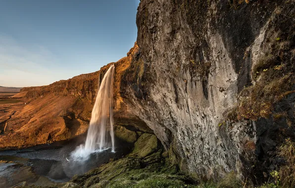 Небо, скалы, водопад, Исландия