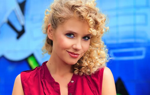 Взгляд, девушка, лицо, поза, улыбка, портрет, синий фон