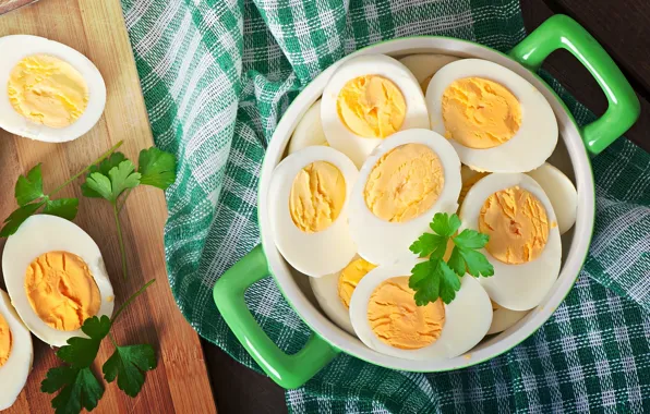 Яйца, кастрюля, половинки, вареные
