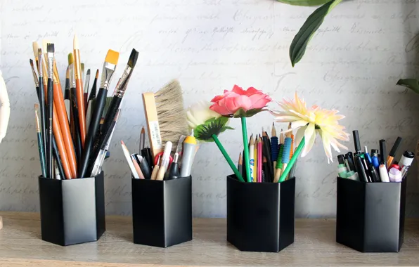 Картинка цветы, щетка, организованно, разные, ручки, канцелярские принадлежности, подставки, карандаши