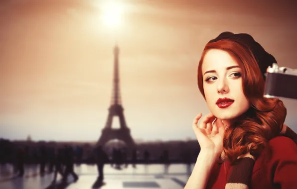 Картинка взгляд, девушка, фон, Париж, фотоаппарат, рыжая, красные губы