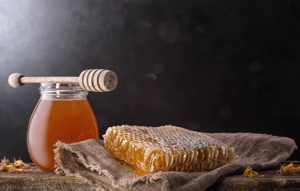 Темный фон, доски, соты, банка, мёд, деревянная, мешковина, сухие цветы