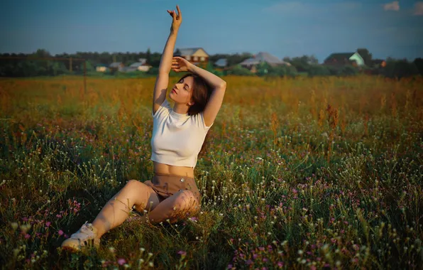 Девушка, shorts, sky, field, nature, clouds, model, brunette