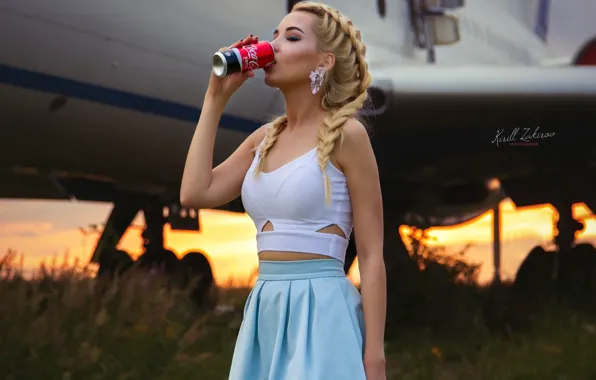 Модель, самолёт, Coca-Cola, косы, баночка, Кирилл Закиров, Мария Романова