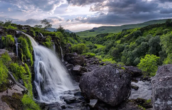 Картинка зелень, поле, облака, деревья, горы, ручей, камни, водопад