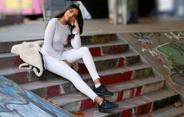 Картинка лето, взгляд, девушка, ступеньки, сидит