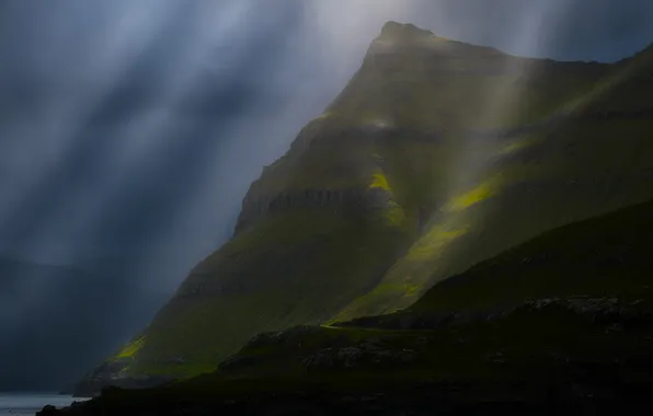 Горы, тучи, скалы, берег, лучи солнца, Faroe Islands