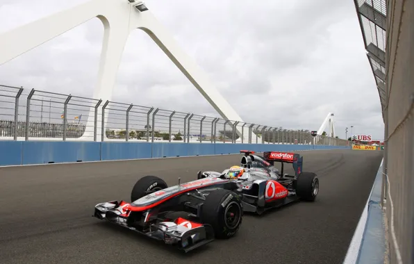 Картинка мост, трасса, формула 1, пилот, испания, formula 1, гонщик, 2011