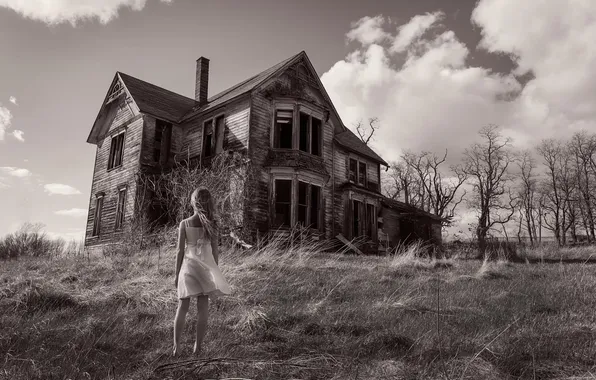 Девочка, заброшенный дом, монохромное фото
