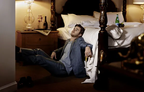 Картинка бокал, кровать, актер, мужчина, шампанское, блондин, Крис Хемсворт, Chris Hemsworth