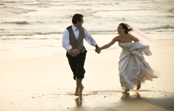 Картинка песок, море, радость, настроения, невеста, фата, свадьба, жених