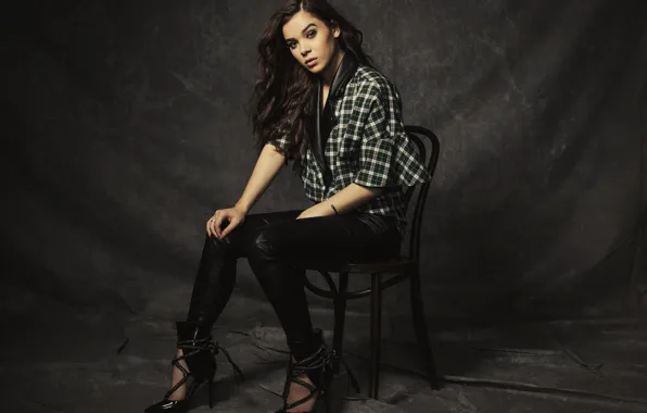 Актриса, брюнетка, позирует, на стуле, сидя, Hailee Steinfeld, Vanity Fair, Хейли Стейнфилд