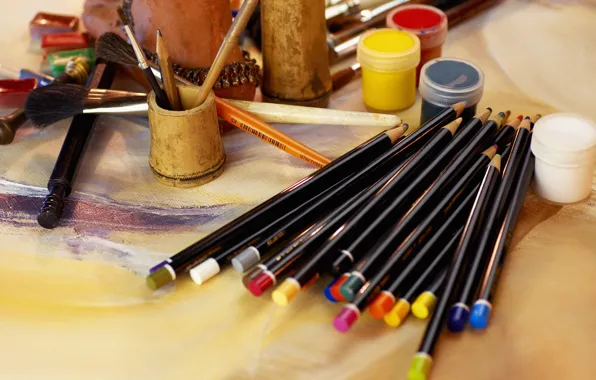 Краски, карандаши, стол художника, рисование
